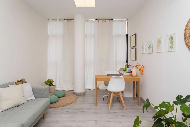 Consulta con sofá, plantas y mucha luz natural