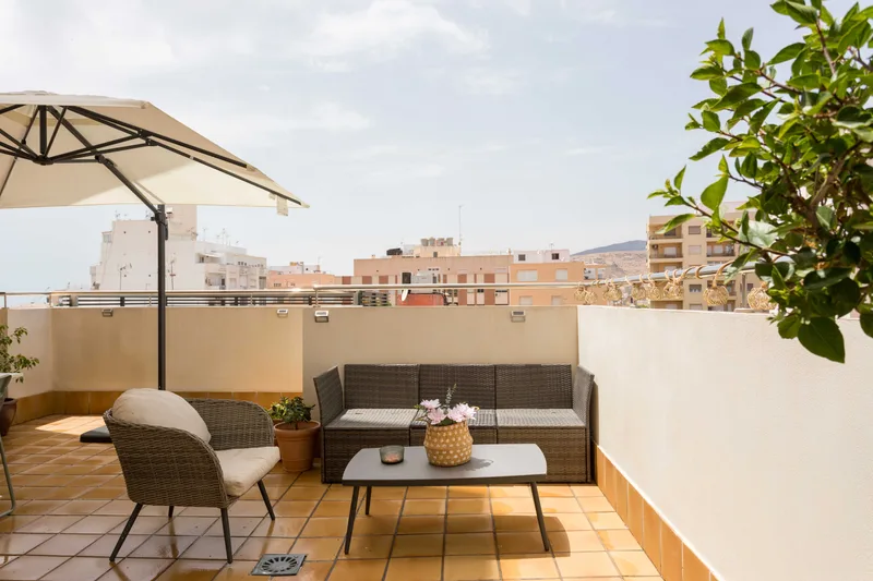 Terraza del centro, con sofá y sombrilla, con vistas a Almería